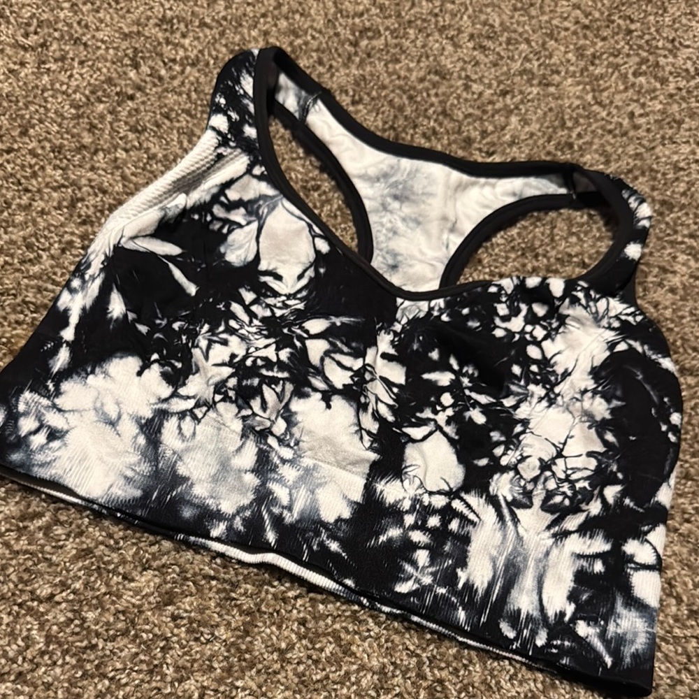 Like-new black & white seamless racerback sports bra by Members Mark (L)